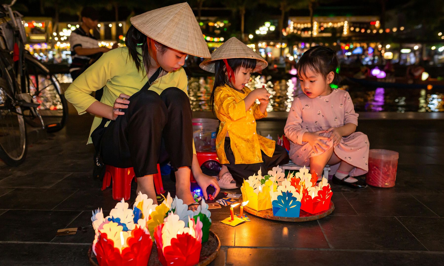 おひとり1つ、願いを込めて灯籠流しをお楽しみください